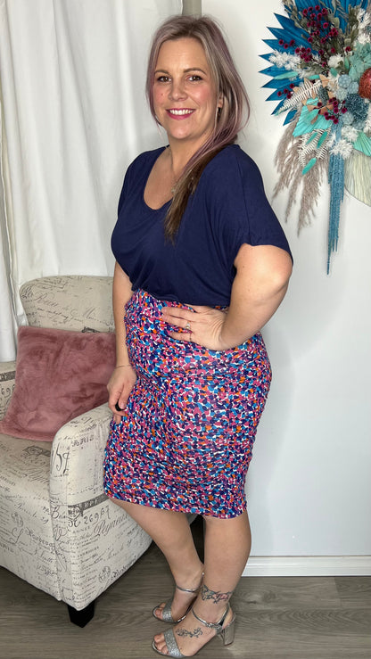 Sleek, a little bit sexy and totally effortless, this pencil midi skirt is perfect to wear from day to night. Featuring flattering ruching and made with a double lay - Nadia Skirt - Paradise - Betty Basics