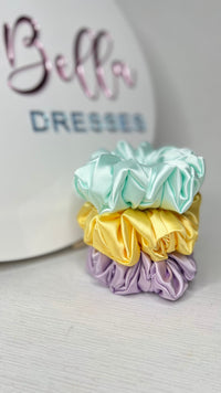 Berry Sweet XL Scrunchie | Berry Sweet Scrunchies | 
Say hello to our newest addition to the scrunchie family - oversized Berry Sweet XL scrunchies!  
Material: Satin (96% polyester, 4% elastane)
Dimensions: 11cm diam