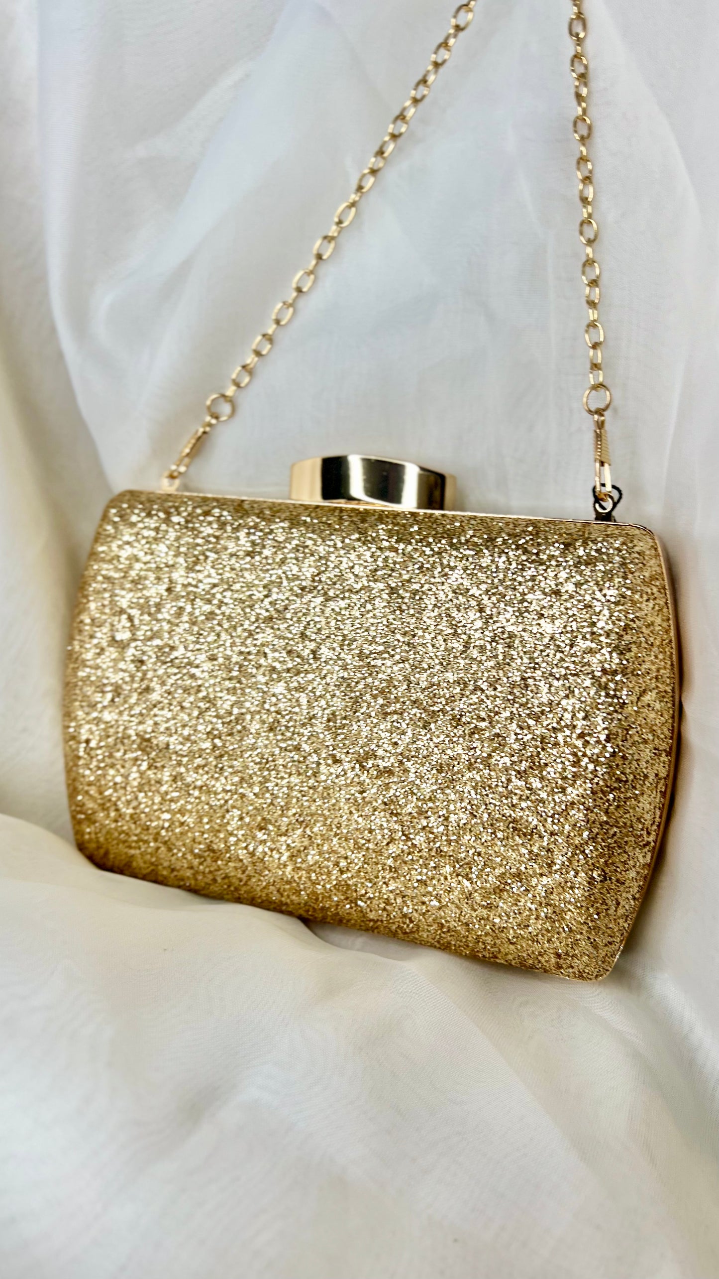 Davina Evening Bag: Sparkle the night away with the Davina Clutch
Features:

Interchangeable straps 
1 x 38cm chain, 1 x 120cm chain
Clip clasp

Sizing: 
Width - 17cm
Height - 12cm
Dept - Ciao Bella Dresses 