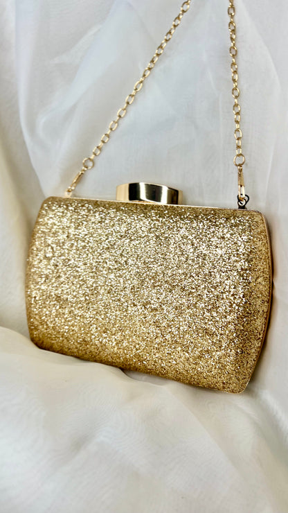 Davina Evening Bag: Sparkle the night away with the Davina Clutch
Features:

Interchangeable straps 
1 x 38cm chain, 1 x 120cm chain
Clip clasp

Sizing: 
Width - 17cm
Height - 12cm
Dept - Ciao Bella Dresses 