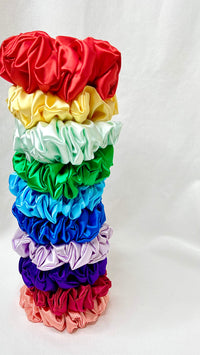 Berry Sweet XL Scrunchie | Berry Sweet Scrunchies | 
Say hello to our newest addition to the scrunchie family - oversized Berry Sweet XL scrunchies!  
Material: Satin (96% polyester, 4% elastane)
Dimensions: 11cm diam