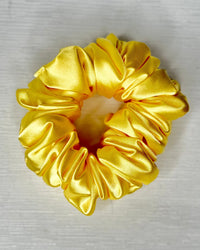 Berry Sweet XL Scrunchie | Berry Sweet Scrunchies | 
Say hello to our newest addition to the scrunchie family - oversized Berry Sweet XL scrunchies!  
Material: Satin (96% polyester, 4% elastane)
Dimensions: 11cm diam