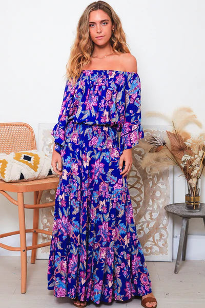 Add some vibrancy into your wardrobe with this stunning pink and blue floral design

Wear off the shoulder or as a standard neckline
Floaty, flattering sleeves
Gener - Zariah Off Shoulder Top - Dreamcatcher