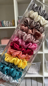 Berry Sweet XL Scrunchie | Berry Sweet Scrunchies | 
Say hello to our newest addition to the scrunchie family - oversized Berry Sweet XL scrunchies!  
Material: Satin (96% polyester, 4% elastane)
Dimensions: 11cm diam