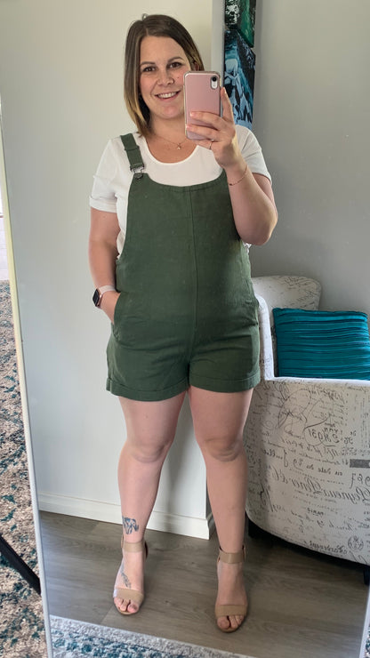 Xanthe Short Dungarees - Khaki | Ebby and I | 
Short denim overalls
Pockets
True to size
Danika is wearing a size 12 

Also available in PINK and BLACK