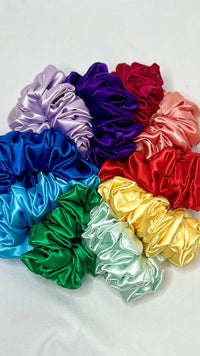 Berry Sweet XL Scrunchie | Berry Sweet Scrunchies | 
Say hello to our newest addition to the scrunchie family - oversized Berry Sweet XL scrunchies!  
Material: Satin (96% polyester, 4% elastane)
Dimensions: 11cm diam